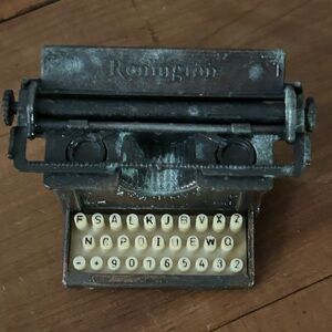 Remington Typewriter with Cream Keys Secret Hidden Sharpener